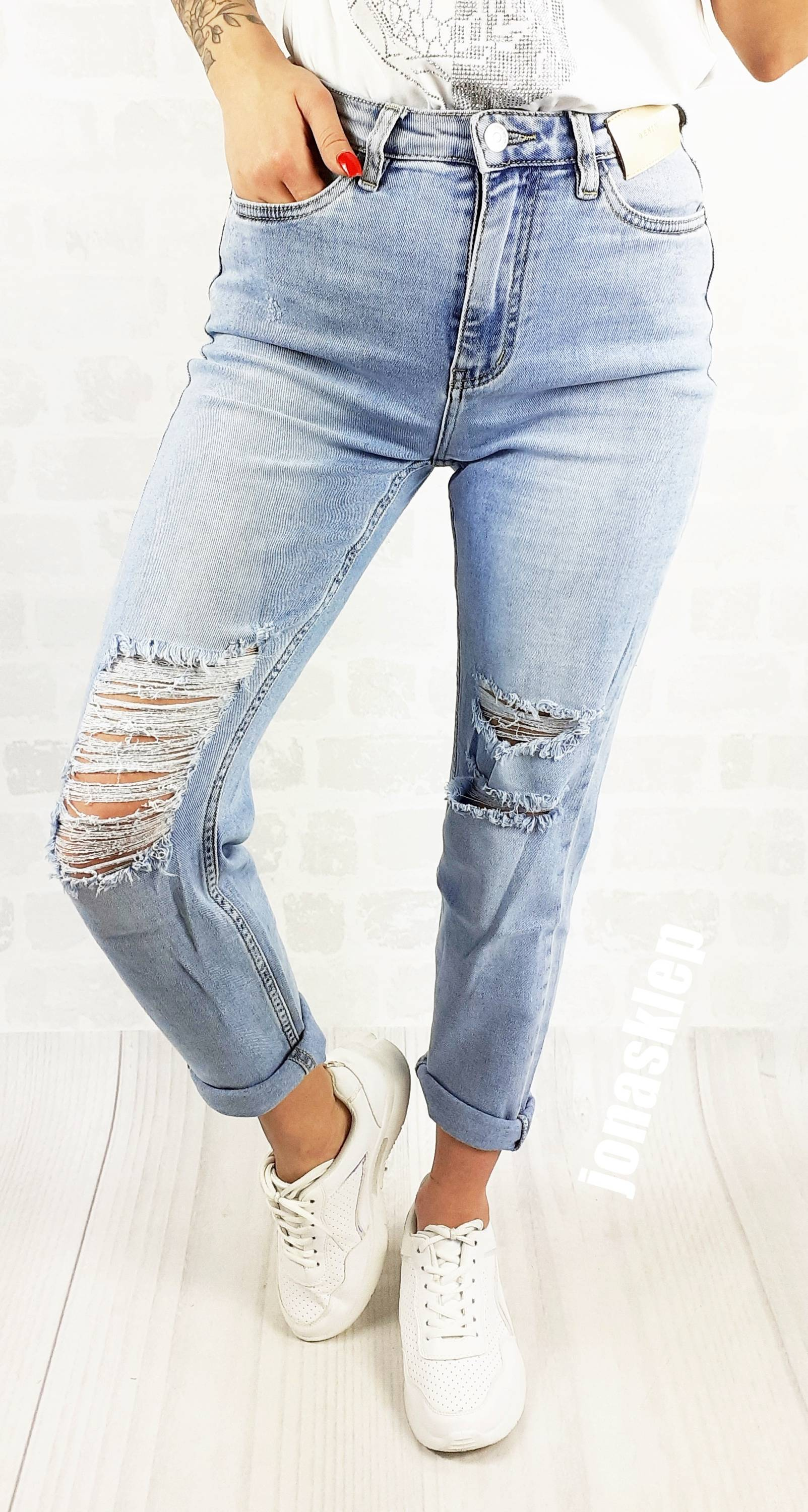 DENIM MOM FIT JASNE JEANSY HOLES