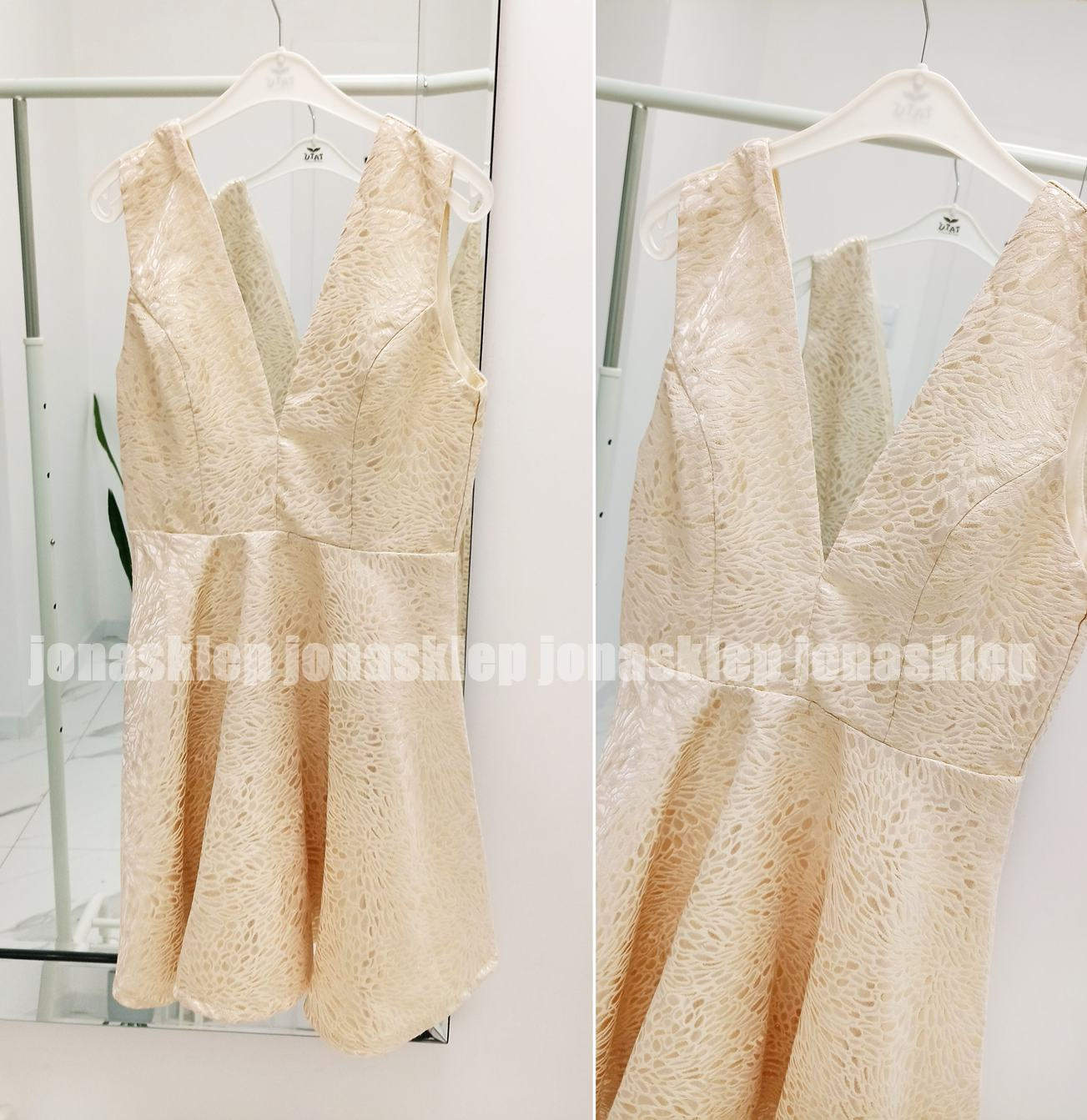 Elegancka rozkloszowana złota sukienka z dekoltem