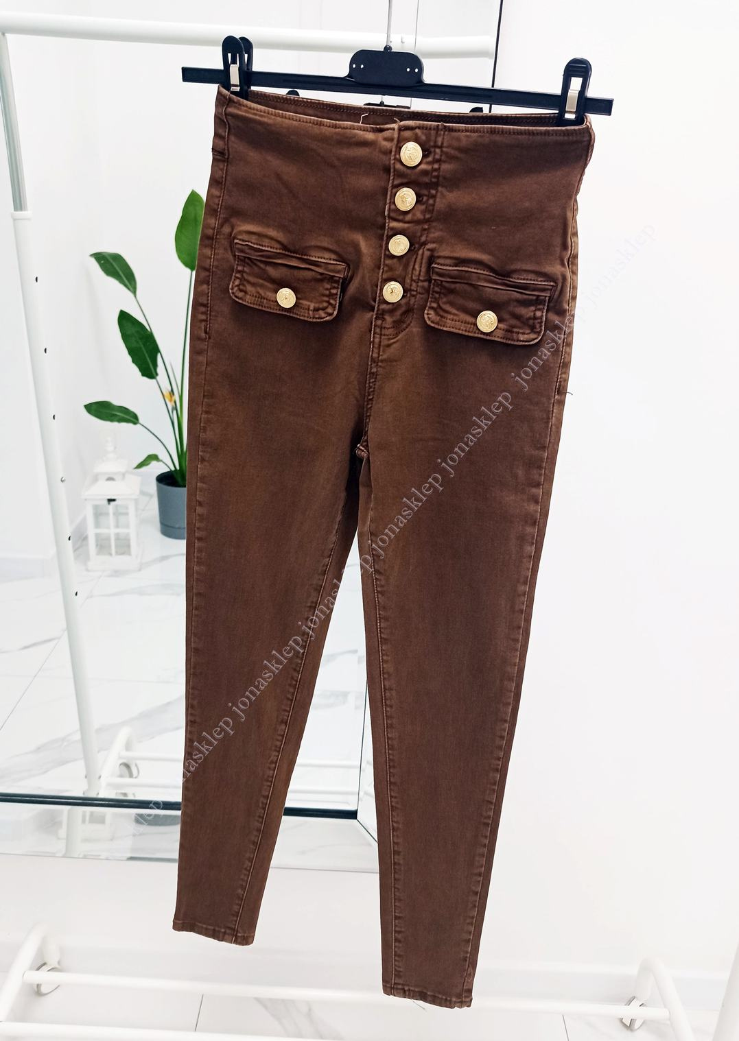 Czekoladowe jeansy slim złote guziki kieszonki brown
