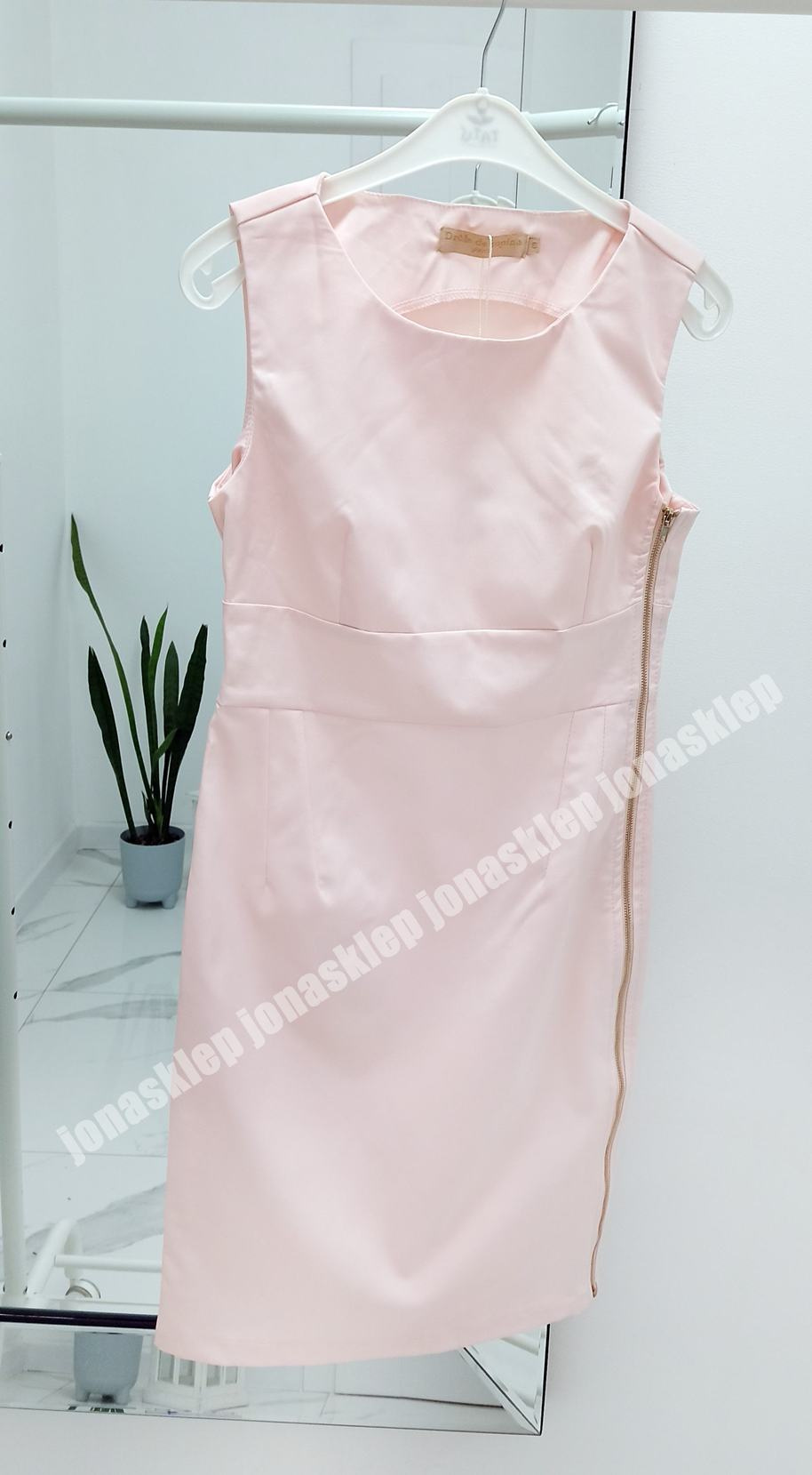 Elegancka pudrowa sukienka z zamkiem