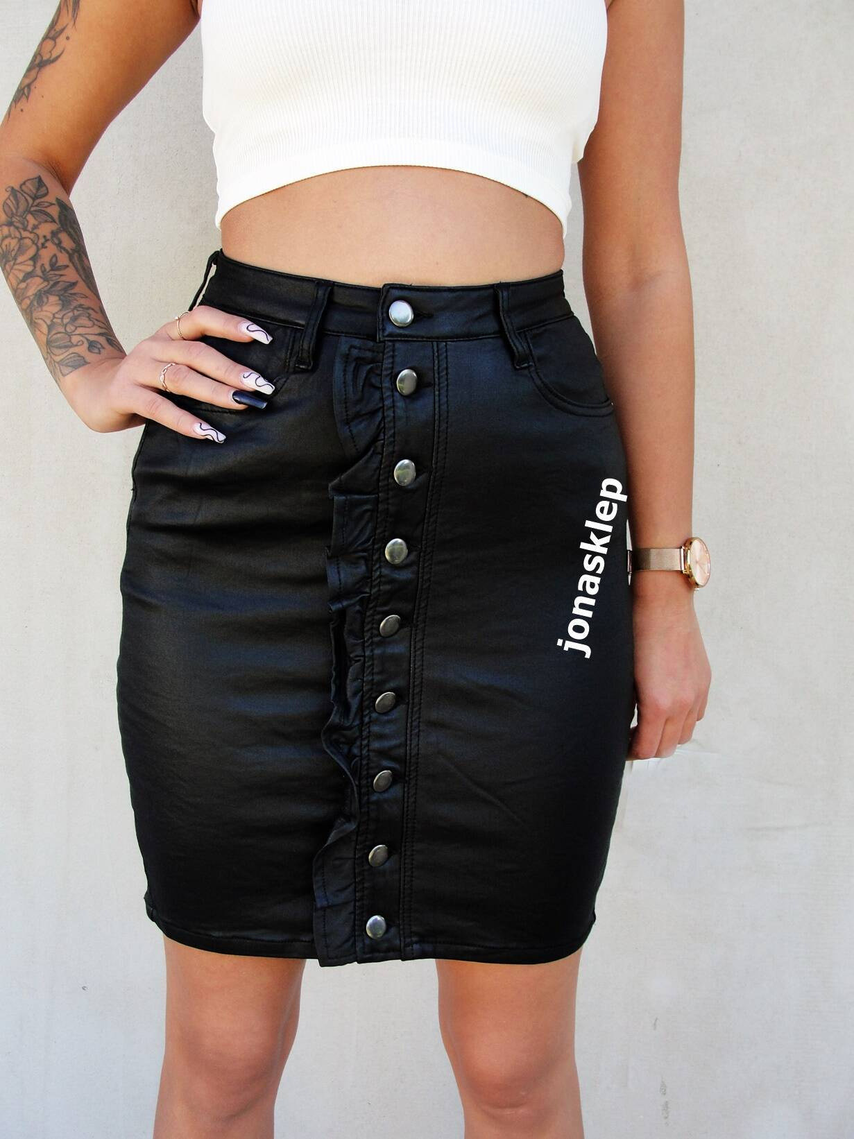 Woskowana czarna spódnica falbanka Guziki